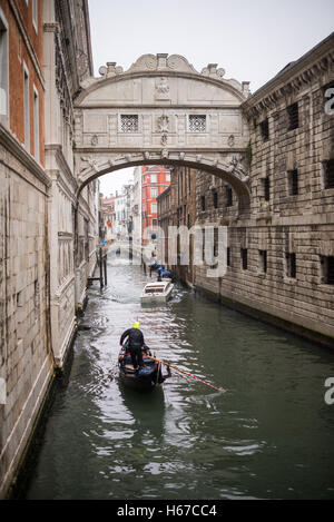 Gondeln fahren neben Dogenpalast unter der Seufzerbrücke (Ponte dei Sospiri), Venedig, Italien, EU, Europa Stockfoto