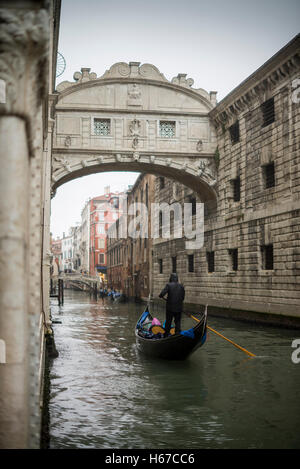 Gondeln fahren neben Dogenpalast unter der Seufzerbrücke (Ponte dei Sospiri), Venedig, Italien, EU, Europa Stockfoto