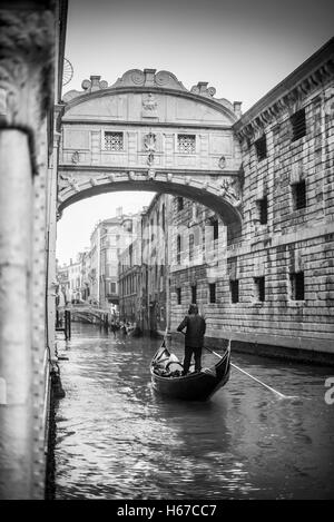 Gondeln fahren neben Dogenpalast unter der Seufzerbrücke (Ponte dei Sospiri), Venedig, Italien, EU, Europa Stockfoto