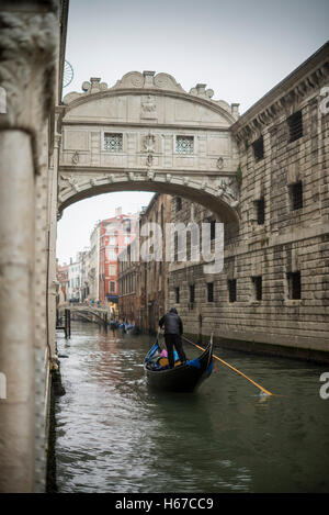 Gondeln fahren neben Dogenpalast unter der Seufzerbrücke (Ponte dei Sospiri), Venedig, Italien, EU, Europa Stockfoto