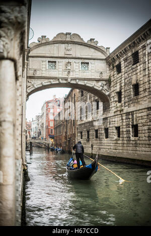 Gondeln fahren neben Dogenpalast unter der Seufzerbrücke (Ponte dei Sospiri), Venedig, Italien, EU, Europa Stockfoto