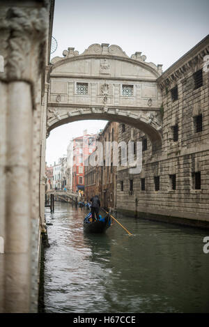 Gondeln fahren neben Dogenpalast unter der Seufzerbrücke (Ponte dei Sospiri), Venedig, Italien, EU, Europa Stockfoto