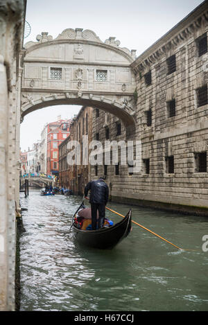 Gondeln fahren neben Dogenpalast unter der Seufzerbrücke (Ponte dei Sospiri), Venedig, Italien, EU, Europa Stockfoto