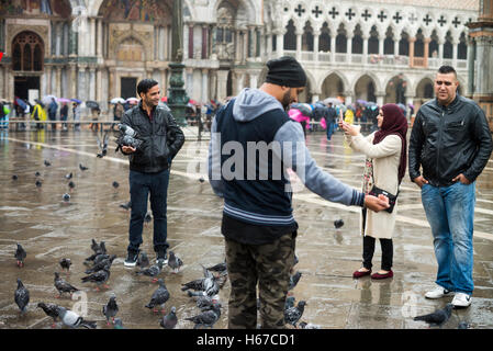 Touristen und Tauben in Markusplatz entfernt, Venedig, Italien Stockfoto