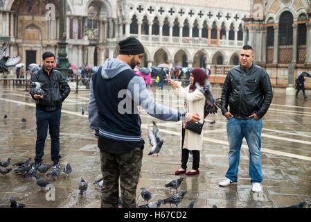 Touristen und Tauben in Markusplatz entfernt, Venedig, Italien Stockfoto