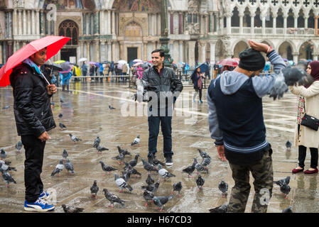 Touristen und Tauben in Markusplatz entfernt, Venedig, Italien Stockfoto