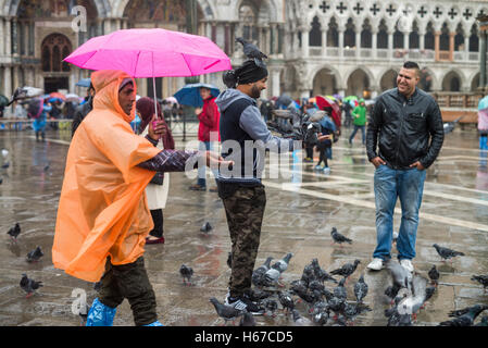 Touristen und Tauben in Markusplatz entfernt, Venedig, Italien Stockfoto