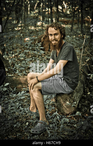 Porträt eines jungen Mannes im Wald Stockfoto