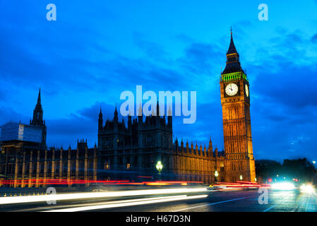 Häuser des Parlaments London bei Nacht mit Verkehr Lichtstreifen. Stockfoto