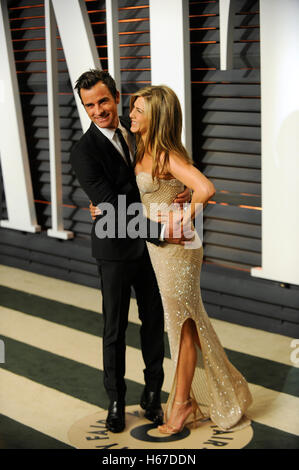 Jennifer Aniston und Justin Theroux (l) besuchen die 2015 Vanity Fair Oscar Party hosted by Graydon Carter im Wallis Annenberg Center für darstellende Künste am 22. Februar 2015 in Beverly Hills, Kalifornien. Stockfoto