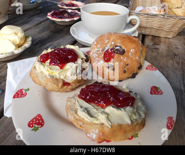 Ein englischer Creme Tee mit Scones, Clotted Cream und Marmelade. Stockfoto