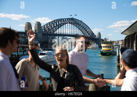 Junge Leute treffen am Circular Quay in Sydney Stockfoto