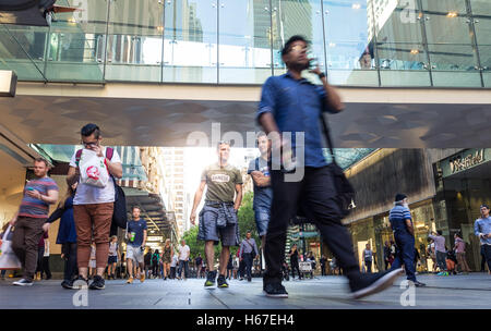 Fußgänger in der Pitt Street Mall, Sydney. Stockfoto