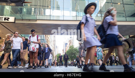 Fußgänger in der Pitt Street Mall, Sydney. Stockfoto