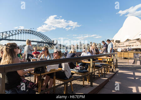 Drinks nach der Arbeit an einem Freitag in der Opera Bar in Circular Quay. Stockfoto