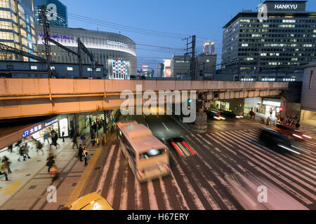 Osaka, Japan - 3. Dezember 2015: Pendler Rauschen an der Vorderseite des Osaka Station. Stockfoto