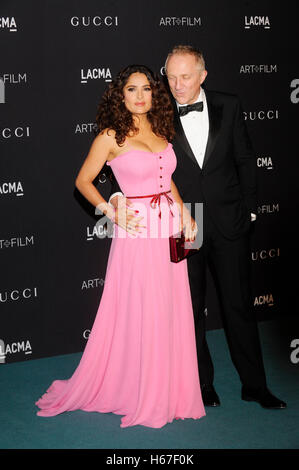 Schauspielerin Salma Hayek (L) und Francois-Henri Pinault besuchen Sie 2015 LACMA Kunst + Film Gala am 7. November 2015 in Los Angeles, Kalifornien. Stockfoto