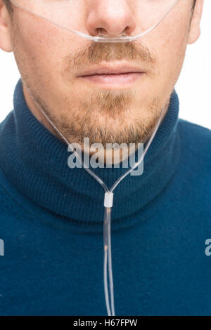 Nasenbrille für Sauerstoffzufuhr auf einen bärtigen Mann Stockfoto