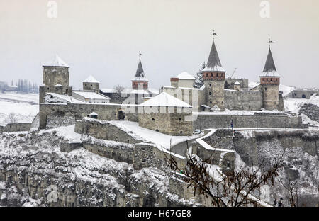 Winter-Blick auf mittelalterliche Festung Kamyanets-Podilsky, Westukraine Stockfoto