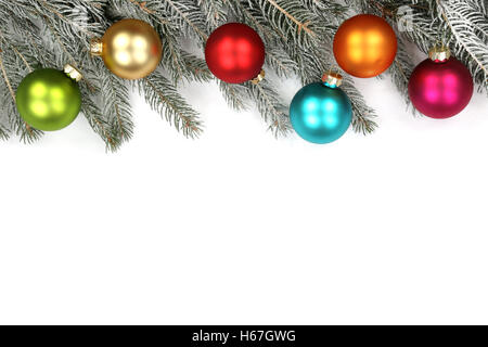 Weihnachten Dekoration Tanne Christbaumkugeln Kugeln Schnee Winter isoliert auf weißem Hintergrund Stockfoto