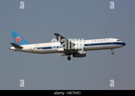 Beijing, China - 21. Mai 2016: A China Southern Airbus A321 mit der Registrierung B-6629 nähert sich Peking Airport (PEK) in Chi Stockfoto