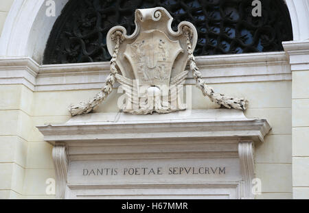 Inschrift in lateinischer Sprache, d.h. das Grab des Dichters Dante in der Stadt Ravenna in Italien Stockfoto