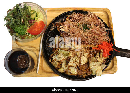 Okonomiyaki, japanische Pizza mit Bonito-Flocken und in Scheiben geschnitten-eingelegter Ingwer in einer heißen Eisenpfanne in Kyoto, Japan Stockfoto