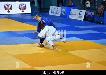 Orenburg, Russland - 21. Oktober 2016: Mädchen konkurrieren im Judo an der All-russischen Judo-Turnier bei jungen und Mädchen mit Geburtsjahr zwischen 2 Stockfoto