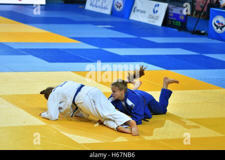 Orenburg, Russland - 21. Oktober 2016: Mädchen konkurrieren im Judo an der All-russischen Judo-Turnier bei jungen und Mädchen mit Geburtsjahr zwischen 2 Stockfoto