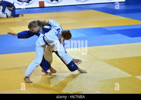 Orenburg, Russland - 21. Oktober 2016: Mädchen konkurrieren im Judo an der All-russischen Judo-Turnier bei jungen und Mädchen mit Geburtsjahr zwischen 2 Stockfoto