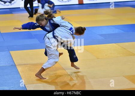 Orenburg, Russland - 21. Oktober 2016: Mädchen konkurrieren im Judo an der All-russischen Judo-Turnier bei jungen und Mädchen mit Geburtsjahr zwischen 2 Stockfoto