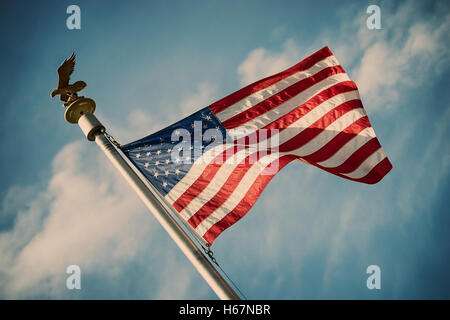 Amerikanische Flagge am Mast im Wind vor blauem Himmel und weißen Wolken Hintergrund winken Stockfoto