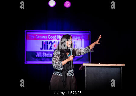 Mitglied der sozialistischen Alternative Partei und Seattle Stadtratmitglied gebilligt Kshama Sawant Green Party Ticket von Jill Stein und Ajamu Baraka letzte Nacht Portlands Roseland Theatre. Sawant, sobald Bernie oder Buster und wer Sanders zum Ausführen als ein unabhängiges, ermutigt hatte gestern Abend gesagt, dass echte politische erstellen ändern, soziale Bewegungen wie Black lebt übrigens Umzug nach Änderung und Klimagerechtigkeit, um nur einige zu nennen der Demokratischen Partei aufgeben muss. Die Veranstaltung war ausverkauft, obwohl Jill Stein nicht anwesend war. Sie erholte sich noch nach der Entlassung aus einem Austin, Texas, ho Stockfoto