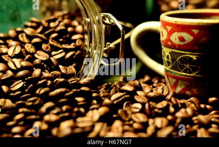 Kaffeebohnen aus Glas um einen Espresso Kaffee Tasse Stockfoto