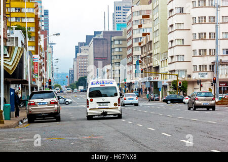 Viele unbekannte Menschen und Kraftfahrzeuge auf ruhigen bedeckt am frühen Morgen auf Anton Lembede Street in der Innenstadt Stockfoto