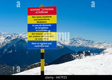 Multi-linguale Warnzeichen für das Ende der markierten und kontrollierten Piste, Skigebiet Aletsch Arena, Wallis, Schweiz Stockfoto