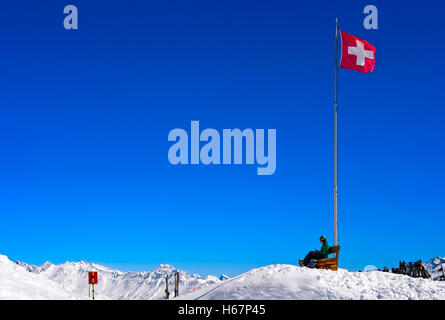 Schweizer Flagge am Aussichtspunkt Moosfluh, Region Aletsch Arena Riederalp, Wallis, Schweiz Stockfoto