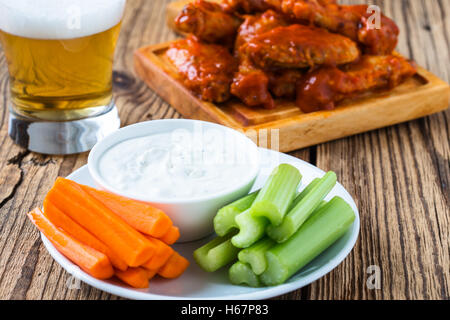 Blauschimmelkäse Dressing zum Dippen serviert mit Stangensellerie, Karotten-Sticks und Büffel Huhn Flügel mit Cayenne-Pfeffer-sauce Stockfoto