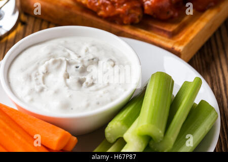 Blauschimmelkäse Dressing zum Dippen serviert mit Stangensellerie, Karotten-Sticks und Büffel Huhn Flügel mit Cayenne-Pfeffer-sauce Stockfoto