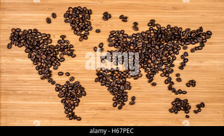 Karte der Welt von gerösteten Arabica Kaffeebohnen Handauflegen Bambus Holz strukturierten Hintergrund Stockfoto