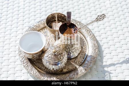 Ein metallisches Tablett mit Kupfer plattiert Cezve (Džezva) gefüllt mit traditionellen Schaum bosnische Kaffee, einen silbernen Topf mit Lokum Stockfoto