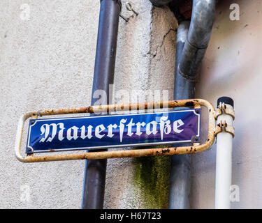 Mauerstrasse, alte blaue und weiße Emaille Straßenschild. Michelstadt, Südhessen, Deutschland Stockfoto