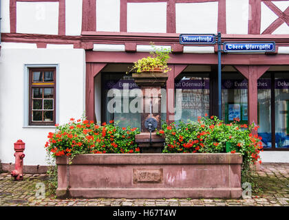 Schönen Brunnen, historische Straßenschilder und halbe Holzhaus im alten Stadt Michelstadt, Hessen, Süddeutschland Stockfoto