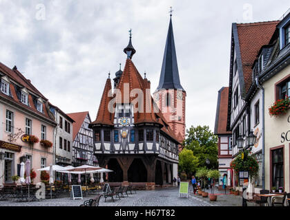 Gotische Rathaus, Rathaus mit Türmchen am Dach und Wappen, Marktplatz, Michelstadt, Hessen, Süddeutschland Stockfoto