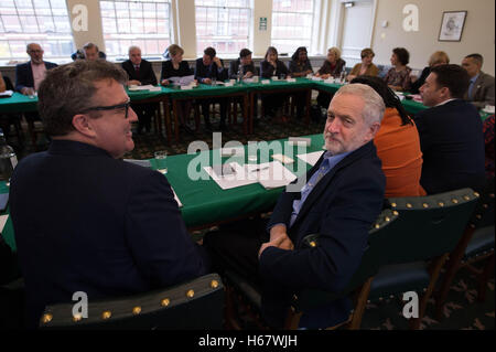 Labour-Chef Jeremy Corbyn sitzt neben seinem Stellvertreter Tom Watson (links) bei einer Kabinettssitzung Schatten in den Houses of Parliament in London. Stockfoto