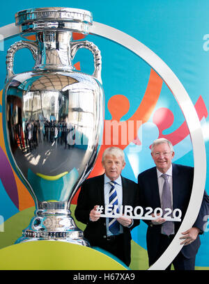 Schottland-Manager Gordon Strachan und (rechts) Sir Alex Ferguson im Rahmen einer Veranstaltung für den Start des UEFA Euro 2020 Logos auf das Glasgow Science Centre. Stockfoto