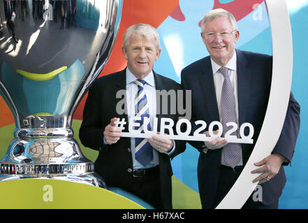 Schottland-Manager Gordon Strachan und (rechts) Sir Alex Ferguson im Rahmen einer Veranstaltung für den Start des UEFA Euro 2020 Logos auf das Glasgow Science Centre. Stockfoto