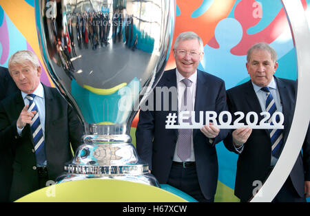 (Von links nach rechts) Schottland-Manager Gordon Strachan, Sir Alex Ferguson und Scottish FA Präsident Alan McRae während einer Veranstaltung für den Start des UEFA Euro 2020 Logos auf das Glasgow Science Centre. Stockfoto