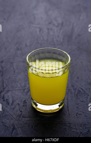 Limoncello, italienischer Likör mit Zitronen. Selektiven Fokus Stockfoto