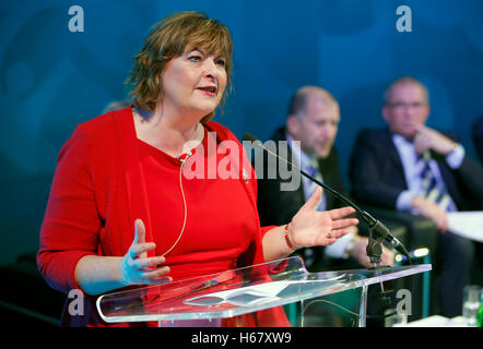 Schrank-Sekretärin für Kultur, Tourismus und externe Angelegenheiten Fiona Hyslop während einer Veranstaltung für den Start des UEFA Euro 2020 Logos auf das Glasgow Science Centre. Stockfoto